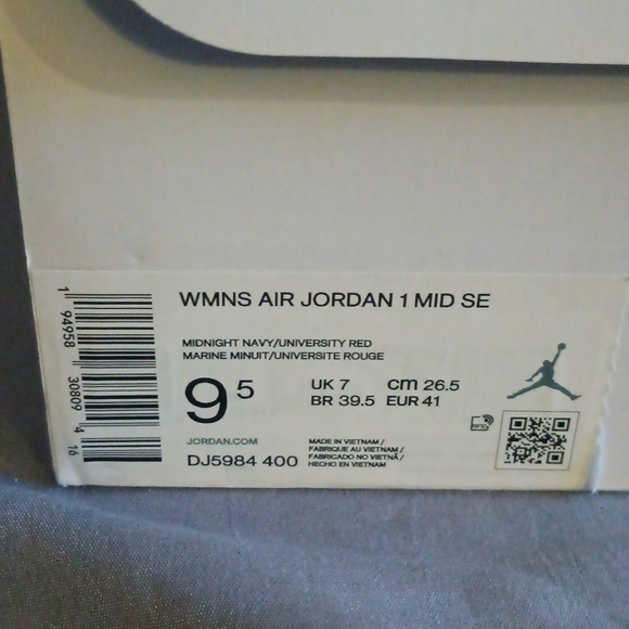 Air Jordan 1 MID SE SZ 9.5 - Picture 5 of 8
